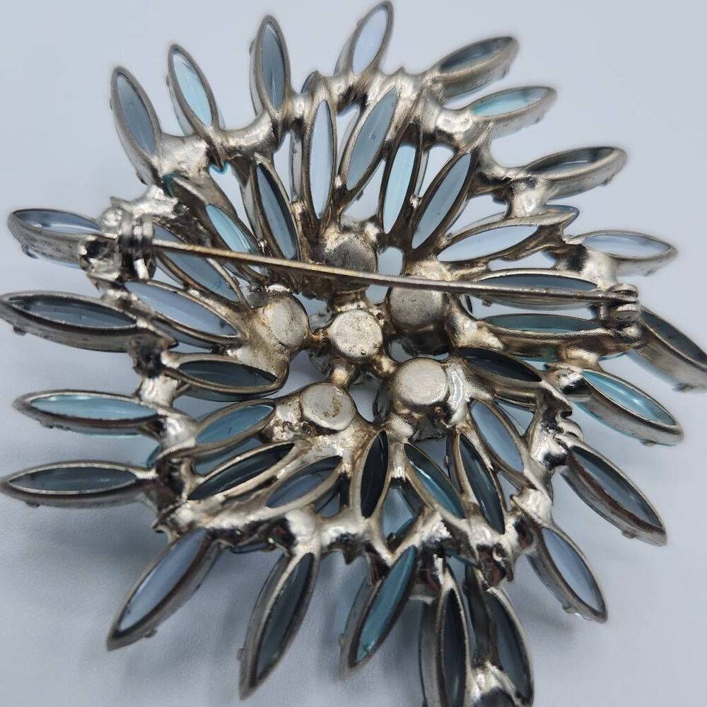 Vtg Unsigned Swirl Round Floral Burst Glass & AB Rhinestone Brooch Blue Gray OS - Picture 6 of 9